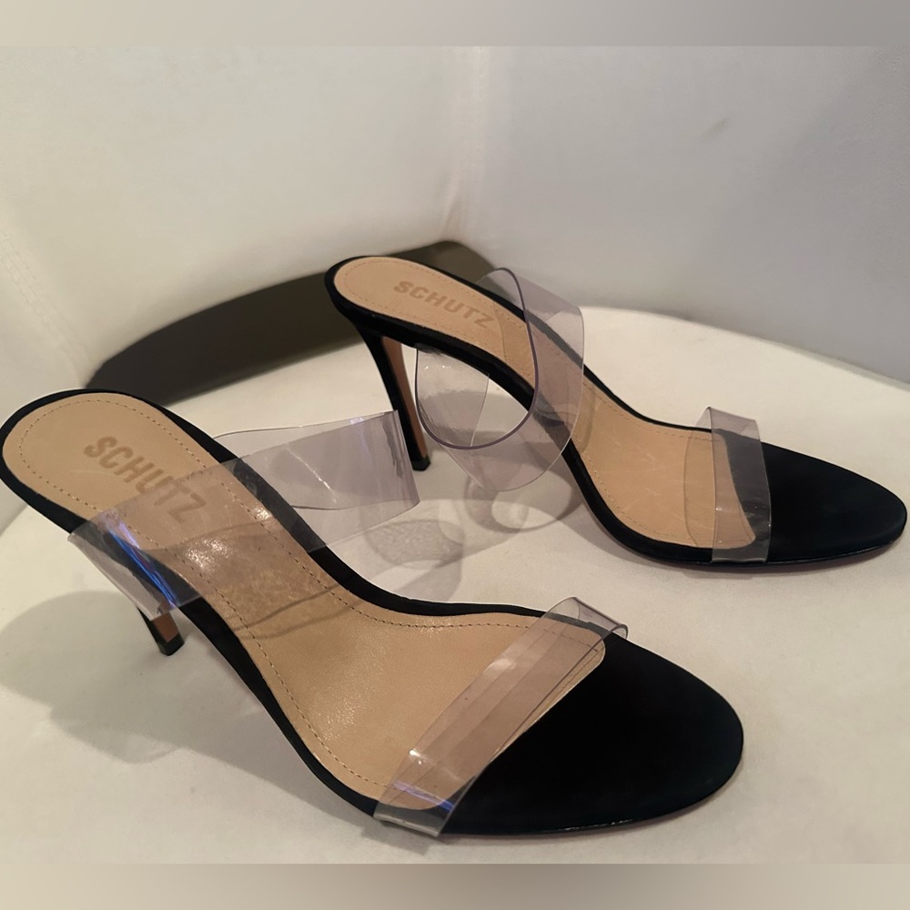 Ariella sandal
Runs small I wear a size 7
